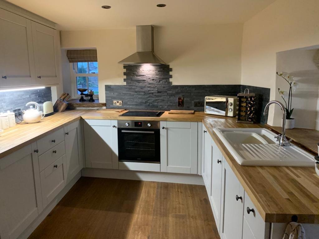 5 Star Cottage On The Green With Log Burner - Dog Friendly Austwick Kültér fotó